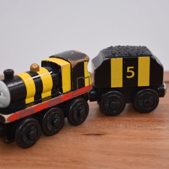 Busy As a Bee James and Tender Thomas & Friends Wooden Railway Engine 2003 Train - Picture 4 of 11